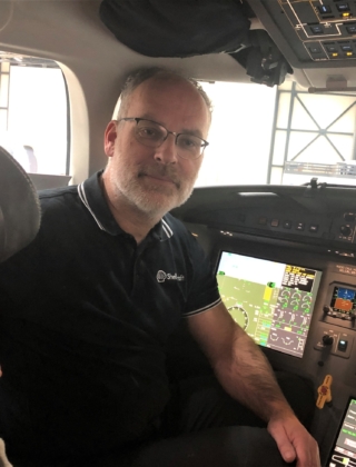 Medewerker van Shell in een cockpit van een vliegtuig.